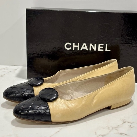Authentic CHANEL Beige & Black Quilted Cap Toe Ballet Flats w/ Oval Accent Size - Picture 1 of 8